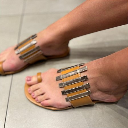 Sandália Flat Dedo Caramelo