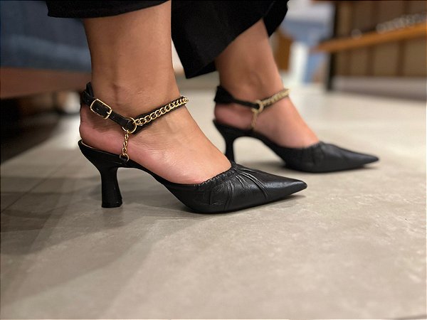 Scarpin Sling Back com Corrente