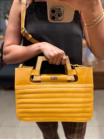 Bolsa com Alça de Madeira na cor Mostarda