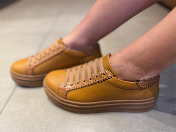 Tênis Flatform com Detalhes em Verniz Caramelo