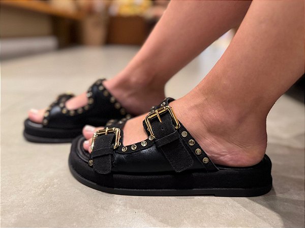Sandália Papete Preta com Fivelas e Apliques Metálicos