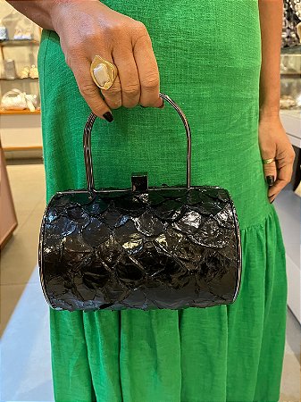 Bolsa Pirarucu Preta com Alça de Metal