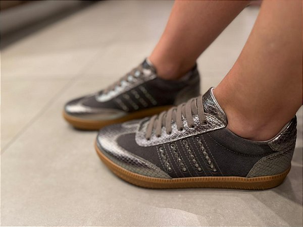 Tênis com Detalhe em Brilhos Prata