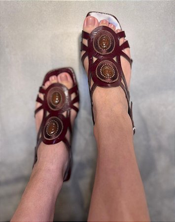 Sandália Detalhes Resinas Bordô