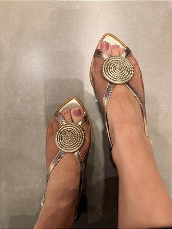Sandália Bico Folha Tela Ouro