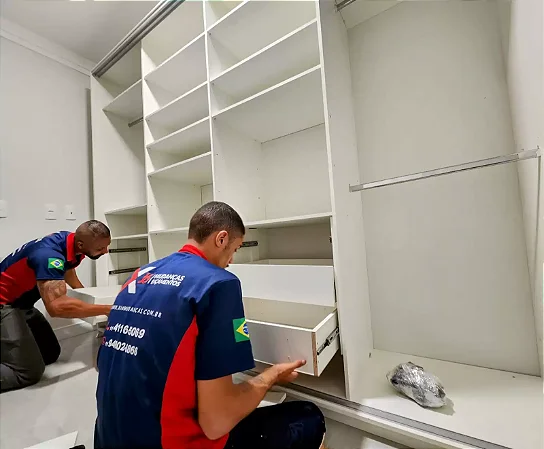 Montagem ou desmontagem de armários e estantes (unidade)