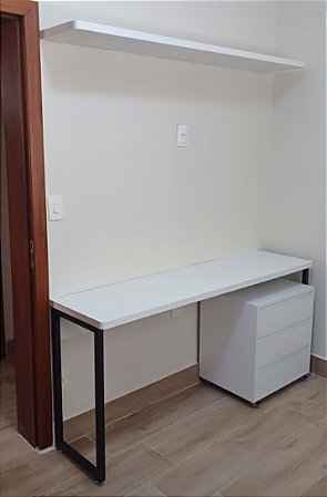 Escrivaninha Compacta com Painel área de estudo e home office