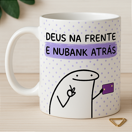 Caneca Deus na frente e Nubank atrás