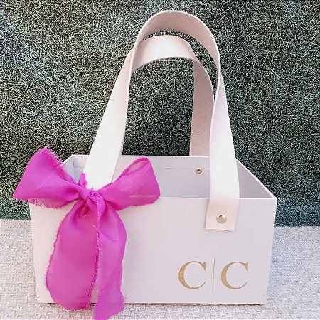 CESTA CARTONADA PERSONALIZADA COM LAÇO RÚSTICO