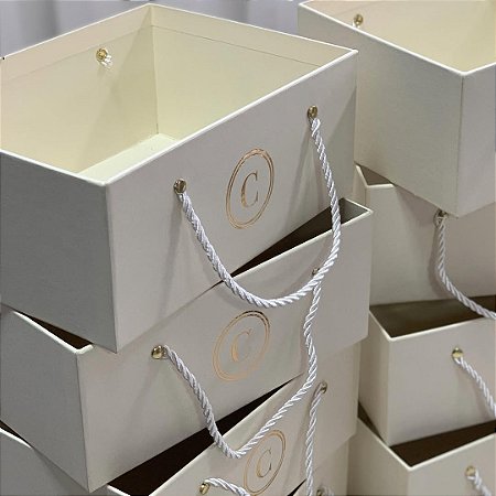 CESTA CARTONADA COM ALÇA DE CORDÃO