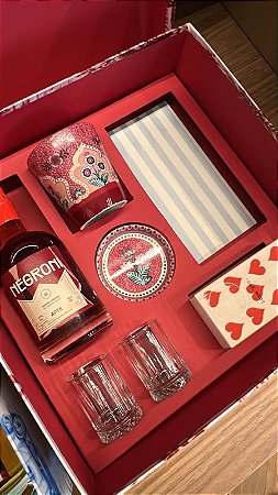 CAIXA CARTONADA ESTAMPADA VINHO 32,5X32,5X10,5cm