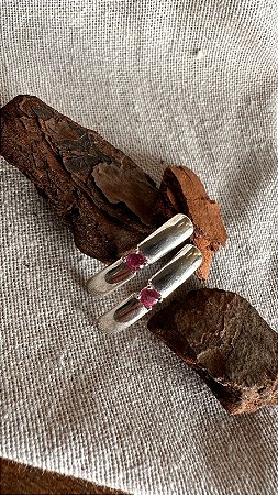 Brinco palito com ponto de luz rosa