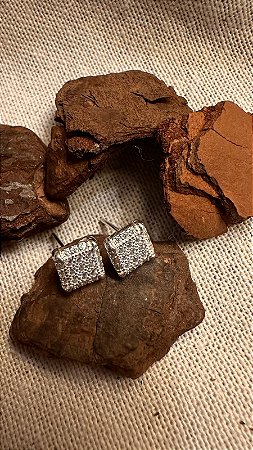 Brinco quadrado cravejado de zircônia - P