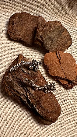 Brinco flor com zircônia