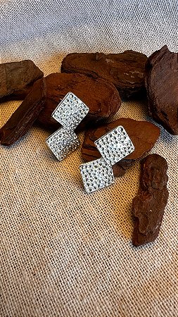 Brinco quadrados martelados