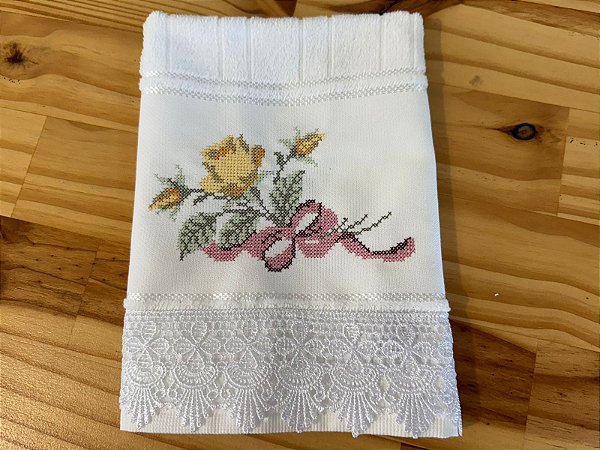 Toalha de Lavabo Branca Bordada Ponto Cruz Flor com Renda Guipir