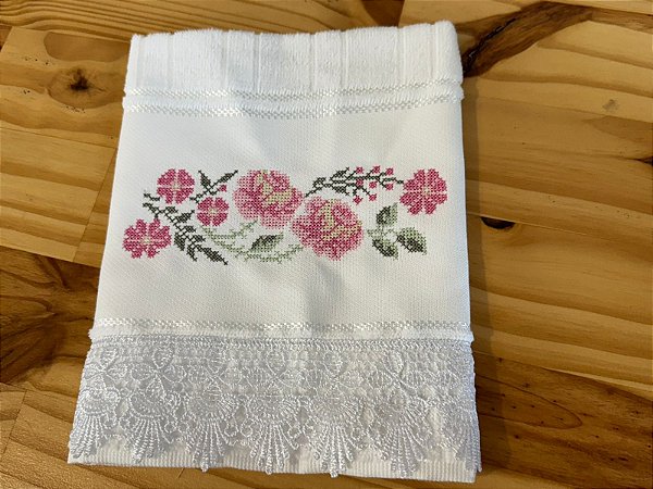 Toalha de Lavabo Branca Bordada Ponto Cruz Flor Rosa com Renda Guipir Branca