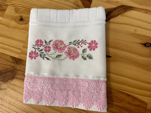 Toalha de Lavabo Branca Bordada Ponto Cruz Flor Rosa com Renda Guipir Rosa