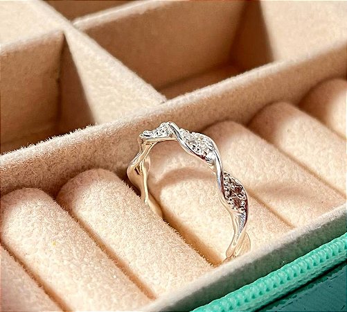 Anel torcido cravejado