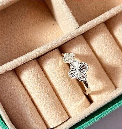 Anel trevo duplo cravejado 22/23