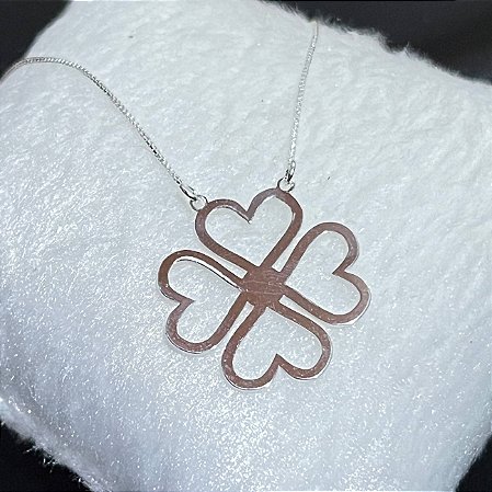 Colar com pingente de trevo