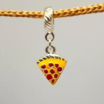 Berloque pizza banhado a prata