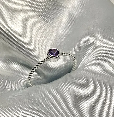 Anel torcidinho pedrinha lilás banhado a prata