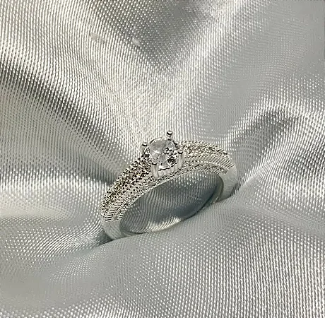 Anel solitário detalhado