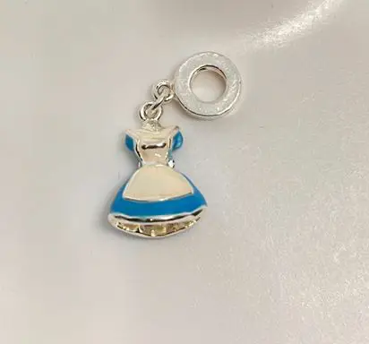 Berloque vestido alice banhado a prata