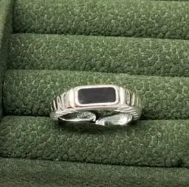 Anel regulável retângulo preto P (14 ao 17) banhado a prata