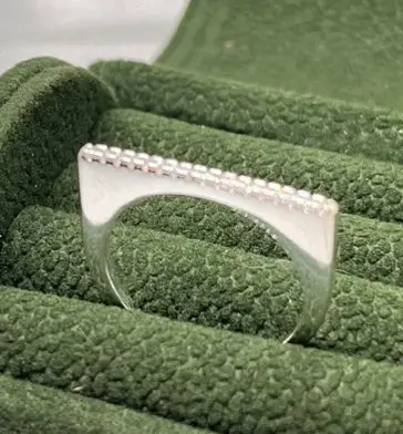 Anel quadrado moderno cravejado banhado  a prata