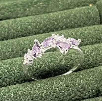 Anel pedrinhas minimalistas lilás banhado a prata 20/21