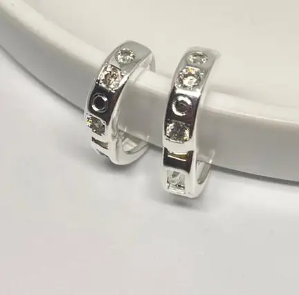 Argola elegante + detalhes zircônia banhada a prata