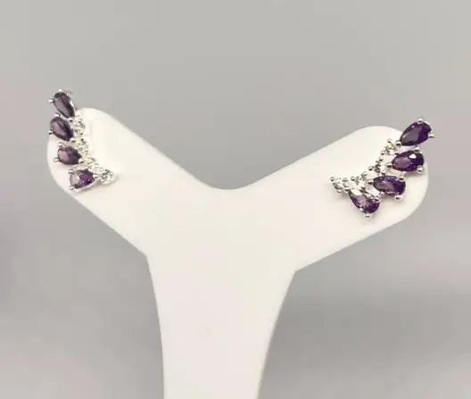 Brinco earcuff pedrinhas lilás