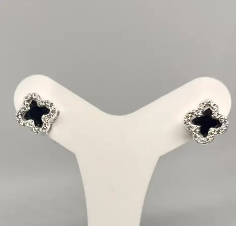 Brinco trevo preto + borda cravejada