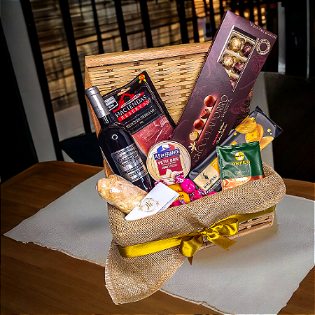 Cesta Especial Produtos Importados - Vinho Chileno - Chocolate Importado - Queijo Francês - Salame Espanhol