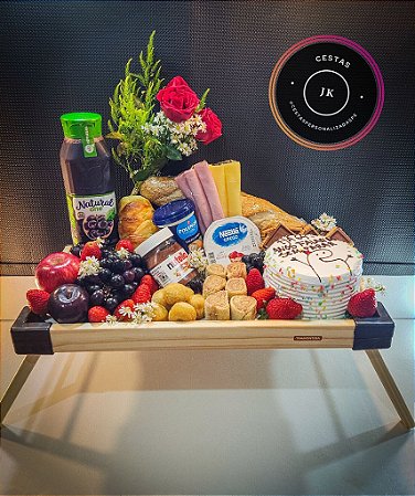 Cesta de Aniversário Café da Manhã com Bolo e Rosas, PREMIUM