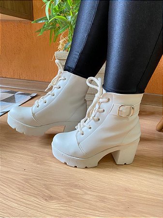 Bota com Salto Coturno Feminino Modelo Blogueira Salto Quadrado Médio Confortável com Fivela