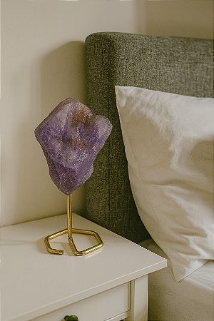 Ametista Bruta com Pedestal Dourado - Energia e Beleza Natural