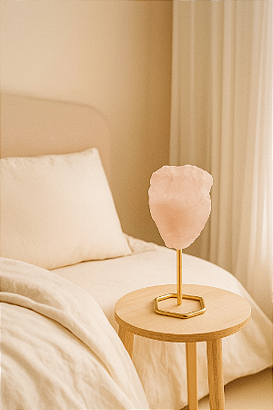 Quartzo Rosa Bruta com Base Dourada