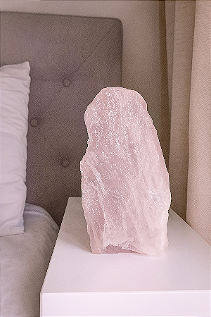 Quartzo Rosa Base Serrada - Cristal Natural para Decoração e Energia Positiva