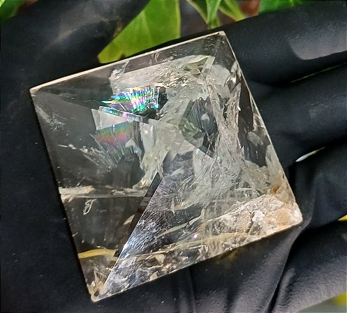 Pirâmide de Cristal com Arco-Íris