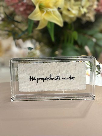 Acrílico Frases 16x8 "Há Propósito"