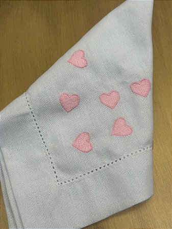 Guardanapo Branco Bordado Coração Rosa