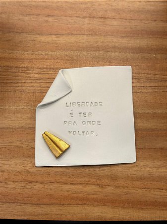 Plaquinha cerâmica "liberdade é ter onde voltar"