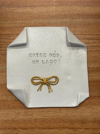 Plaquinha cerâmica "entre nós um laço"