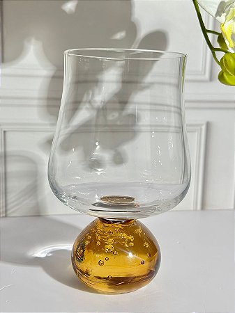 Taça vidro base esfera ambar 440 ml