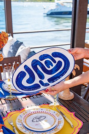 Bandeja de cerâmica oval branca e azul