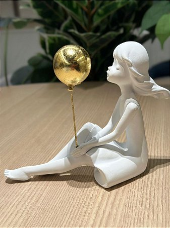 Escultura poliresina menina bra dourado