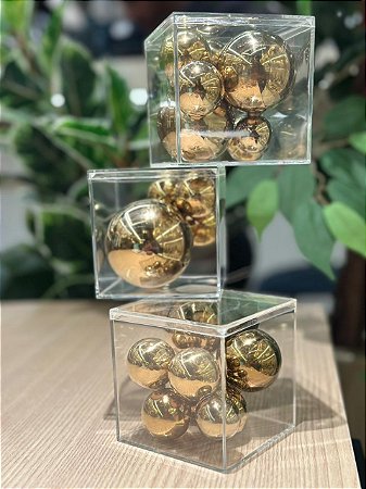 Escultura em metal e acrílico dourado